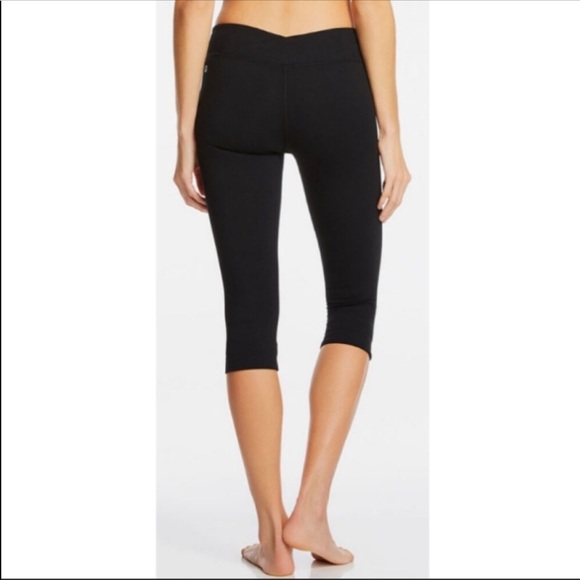 Fabletics Winn powerhold crop capri legging - Picture 2 of 4